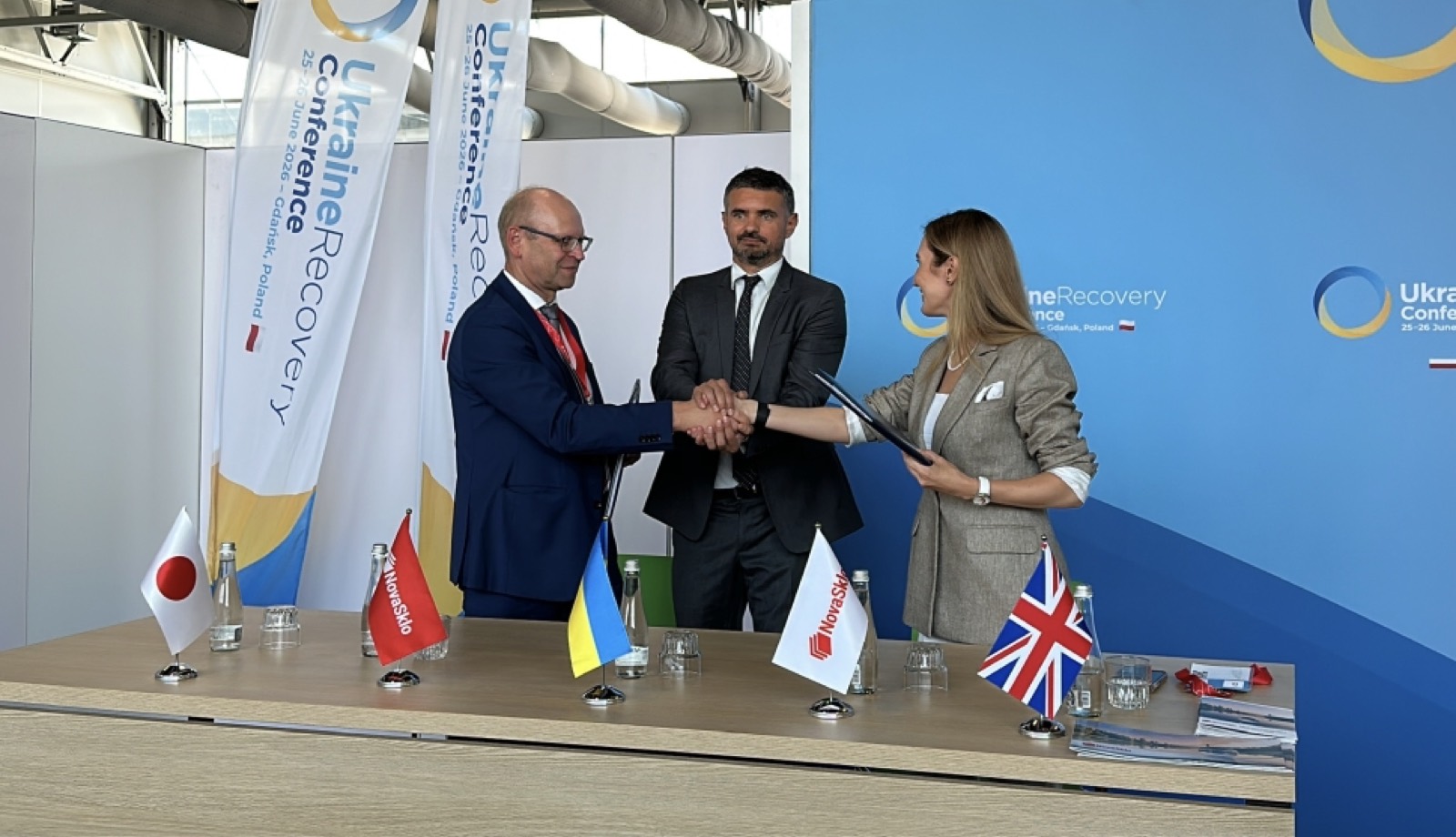 Podpisanie umowy NSG Group z NovaSklo Trade podczas Ukraine Recovery Conference 2026 w Gdańsku