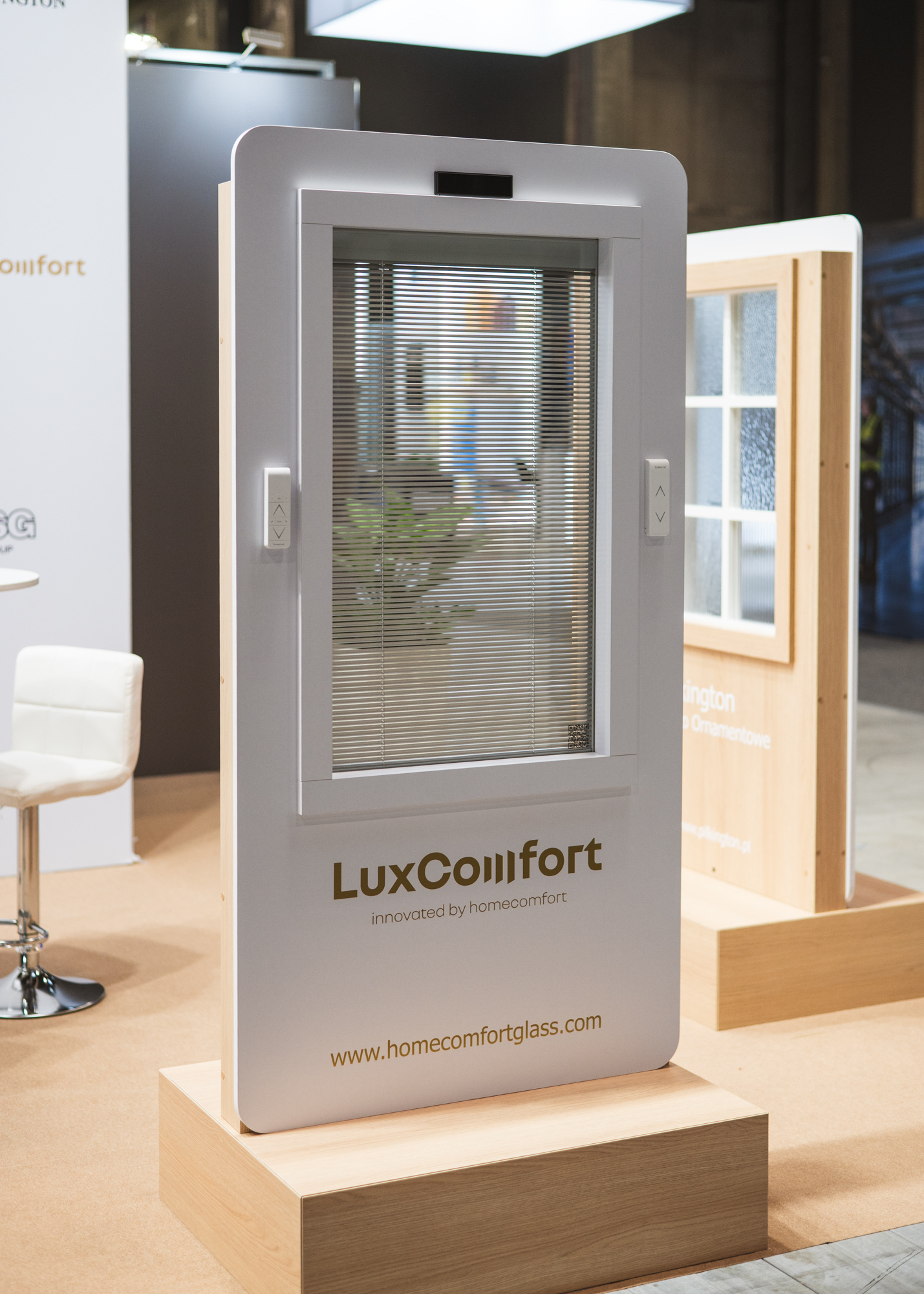 Ekspozycja szyb LuxComfort na stoisku Pilkington IGP — rozwiązanie pozwalające precyzyjnie kontrolować ilość światła docierającego do wnętrza. Po prawej ekspozytor szkła ornamentowego
