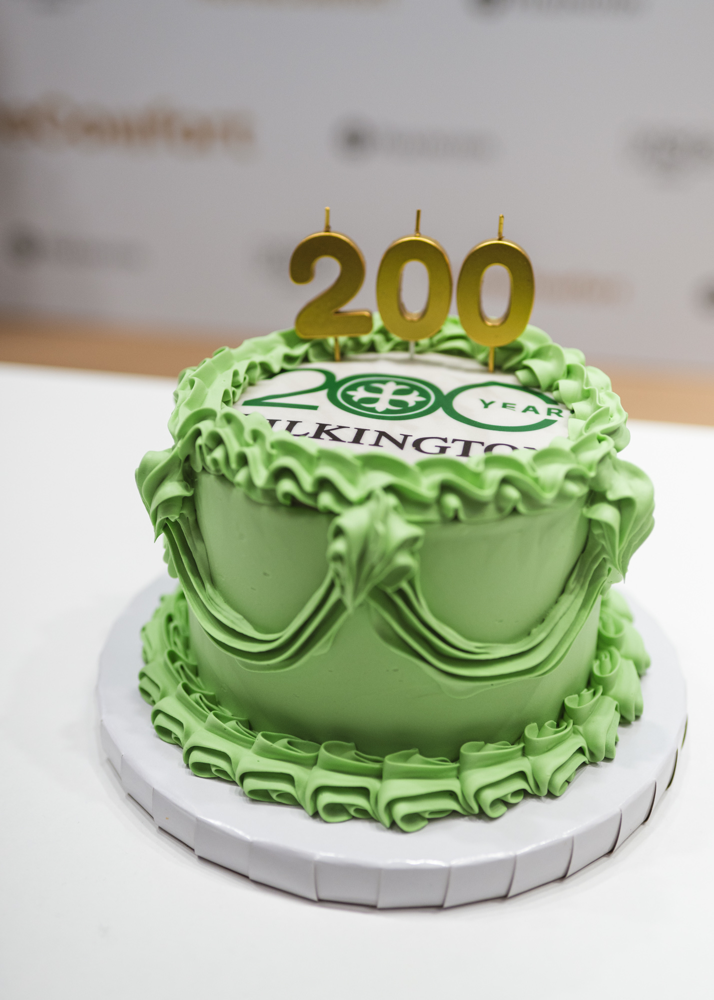 Tort z okazji 200-lecia marki Pilkington na stoisku podczas targów WinDoGlass Innovation